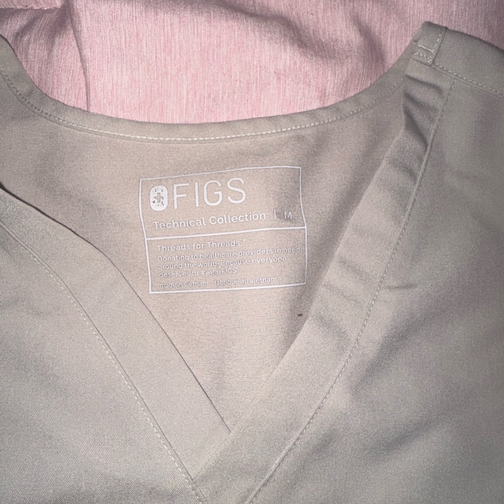 FIGS v neck - Picture 2 of 2